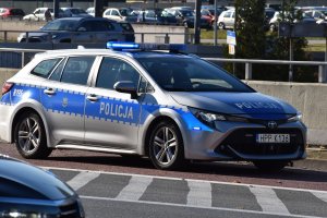 zdjęcie kolorowe: policyjny radiowóz w centrum Katowic