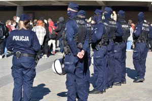zdjęcie kolorowe: policjanci oddziału prewencji nadzorujący uczestników zgromadzenia