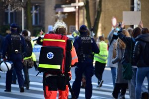 zdjęcie kolorowe: zgromadzenia na ulicach Katowic nadzorowane przez policjantów i ratowników medycznych