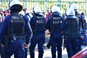 zdjęcie kolorowe: policjanci przy katowickim stadionie nadzorujący przemarsz kibiców