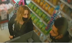 zdjęcie kolorowe: kobieta i mężczyzna podejrzewani o kradzież perfum