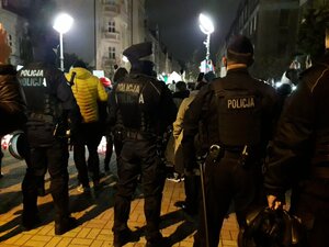 zdjęcie kolorowe: policjanci oddziału prewencji dbający o bezpieczeństwo uczestników zgromadzenia