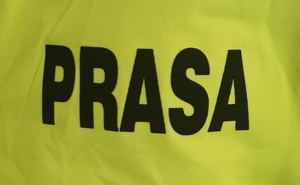 zdjęcie kolorowe: na żółtym odblaskowym tle czarny napis o treści:  prasa