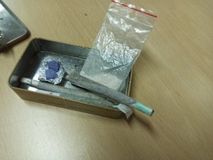 zdjęcie kolorowe: zabezpieczone przez kryminalnych narkotyki w metalowym pudełku