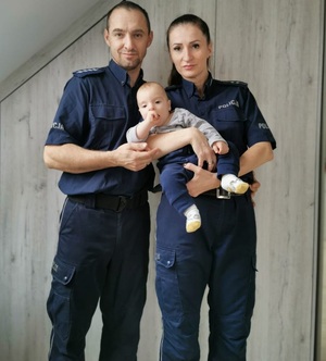 asp. szt. Michała Piontek oraz st. asp. Joanny Kmiecik-Piontek ze swoim synem Aleksandrem