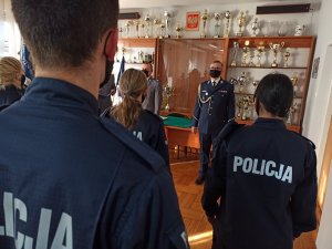 zdjęcie kolorowe: insp. Paweł Barski Komendant Miejski Policji w Katowicach podczas ślubowania uroczystości z nowo przyjętymi policjantami