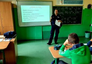 zdjęcie kolorowe:  sierż. szt. Sylwia Michalak podczas spotkania z uczniami klas ósmych