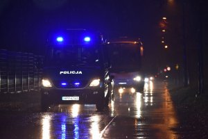 zdjęcie kolorowe: policyjny radiowóz konwojujący autokar kibiców Miedzi Legnica
