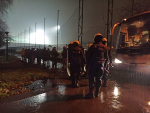 zdjęcie kolorowe: policjanci oddziału prewencji prowadzący kibiców w stronę stadionu GKS-u Katowice