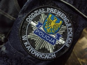 zdjęcie kolorowe: naszywka na mundur przedstawiająca policyjna gwiazdę i napis o treści Oddział Prewencji Policji w Katowicach