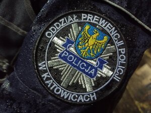 zdjęcie kolorowe: naszywka na mundur przedstawiająca policyjna gwiazdę i napis o treści Oddział Prewencji Policji w Katowicach