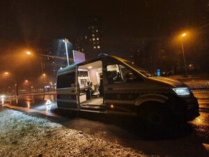 zdjęcie kolorowe: policjantka ruchu drogowego w radiowozie przystosowanym do obsługi zdarzeń drogowych