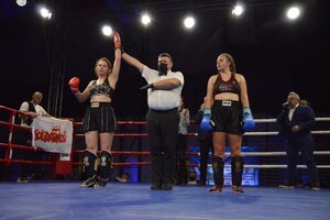 zdjęcie kolorowe: Justyna Ciborska,Paulina Badowska i sędzia turnieju podczas ogłaszania wyników walki