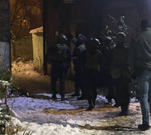 zdjęcie kolorowe: kontrterroryści przygotowujący się do wejścia do budynku