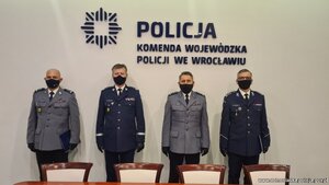 zdjęcie kolorowe: Komendant Wojewódzki Policji we Wrocławiu nadinsp. Dariusz Wesołowski, mł. insp. Robert Frąckowiak,  insp. Paweł Barski