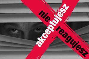 zdjęcie kolorowe: twarz mężczyzny spoglądająca spomiędzy rozsuniętych żaluzji okiennych oraz napis o treści nie reagujesz akceptujesz