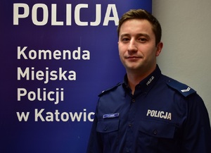 zdjęcie kolorowe: sierżant Piotr Sambor dzielnicowy rejonu służbowego na 36