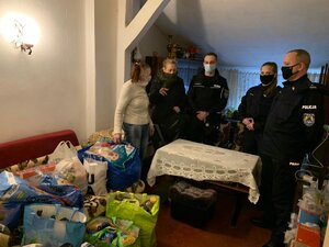 zdjęcie kolorowe: Pani Janina, Komendant Komisariatu Policji I w Katowicach podisp. Krzysztof Kluczka, Naczelnik Wydziału Kryminalnego podkom. Agnieszka Jankowska, Starszy Dzielnicowy sierż. sztab. Janusz Jesipowicz, Dzielnicowy mł. asp. Mateusz Gancarz, post. Marlena Wojtasik.