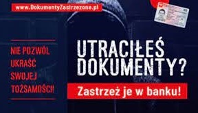 zdjęcie kolorowe: zdjęcie kolorowe: plakat przedstawiający wizerunek mężczyzny ubranego w ciemna bluzę dresową z kapturem założonym na głowę oraz napisem koloru białego o treści: Utraciłeś  dokumenty? Zastrzeż je w banku! Nie pozwól ukraść swojej tożsamości. System Dokumenty Zastrzeżone.