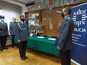 zdjęcie kolorowe: Komendant Miejski Policji w Katowicach mł. insp. Arkadiusz Konowalski przyjmuje meldunek od Naczelnika Wydziału Prewencji podczas uroczystego ślubowania nowo przyjętych policjantów