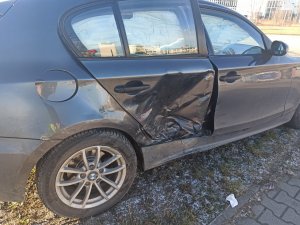 zdjęcie kolorowe: uszkodzony samochód osobowy BMW