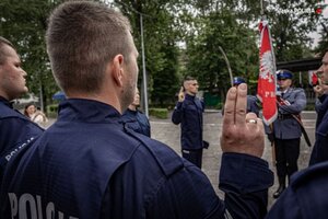 zdjęcie kolorowe: ślubowanie policjantów