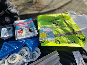 zdjęcie kolorowe: kamizelki odblaskowe, breloczki odblaskowe i broszury dotyczące bezpieczeństwa
