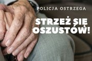 zdjęcie kolorowe: splecione dłonie starszego mężczyzny trzymane na kolanach i napis o treści Policja ostrzega! Strzeż się oszustw3ó