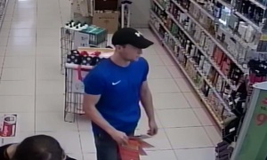 zdjęcie kolorowe: mężczyzna ubrany w niebieska koszulkę z krótkim rękawem, czarne krótkie spodnie i czarna czapkę z daszkiem