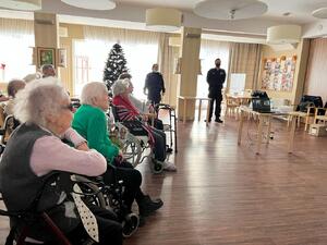 zdjęcie kolorowe: trzech katowickich policjantów podczas spotkania  z seniorami