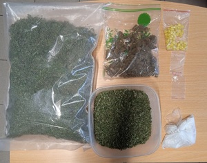 zdjęcie kolorowe: zabezpieczone przez kryminalnych z II komisariatu narkotyki, na stole ułożono 6 worków foliowych z zawartością narkotyków