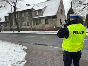 zdjęcie kolorowe: policjant katowickiej drogówki wykonujący pomiar prędkości pojazdu