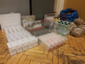 zdjęcie kolorowe: zabezpieczony przez katowickich policjantów nielegalny tytoń, papierosy i alkohol