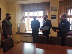 zdjęcie kolorowe: Mł. insp. Tomasz Wyczesany i Komendant Miejski Policji w Katowicach mł. insp. Arkadiusz Konowalski oraz I Zastępca Komendanta Miejskiego Policji w Katowicach mł. insp. dr Artur Orman i Zastępca Komendanta Miejskiego Policji w Katowicach mł. insp. Arkadiusz Stępień podczas uroczystego pożegnnia