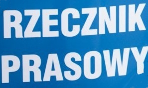 zdjęcie kolorowe: na niebieskim tle biały napis o treści Rzecznik prasowy