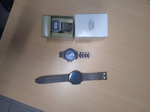 zdjęcie kolorowe: na blacie biurka trzy odzyskane zegarki
