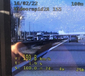 zdjęcie kolorowe: zrzut ekranu wideorejestratora, na którym uwidoczniona jest prędkość z jaka poruszała się samochód