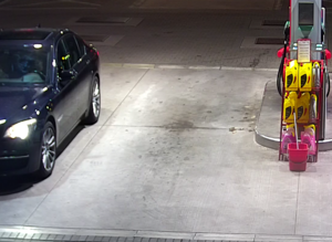 zdjęcie kolorowe: granatowe BMW stojące na stacji paliw widok z przodu samochodu
