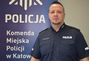 zdjęcie kolorowe: młodszy aspirant Tomasz Stokarski - dzielnicowy rejonu służbowego nr 30