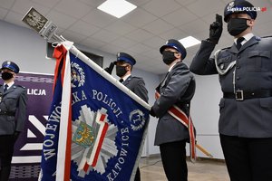 zdjęcie kolorowe: policjanci w umundurowaniu galowym ze sztandarem Komendy Wojewódzkiej Policji w Katowicach
