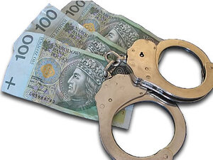 zdjęcie kolorowe: policyjna czapka i banknot 50 złotowy