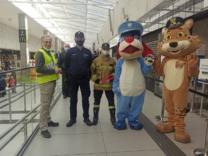 zdjęcie kolorowe: wolontariusz, policjant, strażaczka, maskotka śląskiej Policji Sznupek, maskotka katowickich strażników miejskich Rysiu