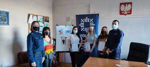 zdjęcie kolorowe: uczestnicy konkursu podczas uroczystego wręczenia nagród w katowickiej komendzie