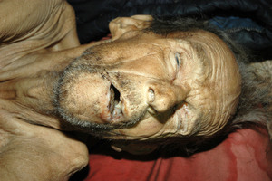 zdjęcie kolorowe: twarz zmarłego starszego mężczyzny
