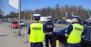 zdjęcie kolorowe: trzech policjantów katowickiej drogówki w rejonie oznakowanego przejścia dla pieszych