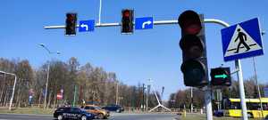 zdjęcie kolorowe: sygnalizacja świetlna, w rejonie oznakowanego przejścia dla pieszych