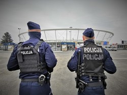 zdjęcie kolorowe: dwóch umundurowanych policjantów pionu prewencji przed Stadionem Śląskim w Chorzowie