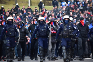 zdjęcie kolorowe: policjanci oddziału prewencji prowadzący kibiców Widzewa Łódź i Ruchu Chorzów na katowicki stadion