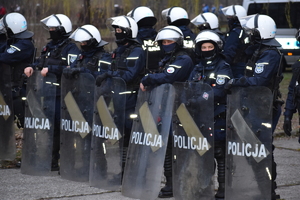 zdjęcie kolorowe: policjanci katowickiego oddziału prewencji przy stadionie katowickiego GKS-U