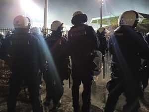 zdjęcie kolorowe: policjanci katowickiego oddziału prewencji zabezpieczający mecz Widzewa Łódź i GKS - Katowice